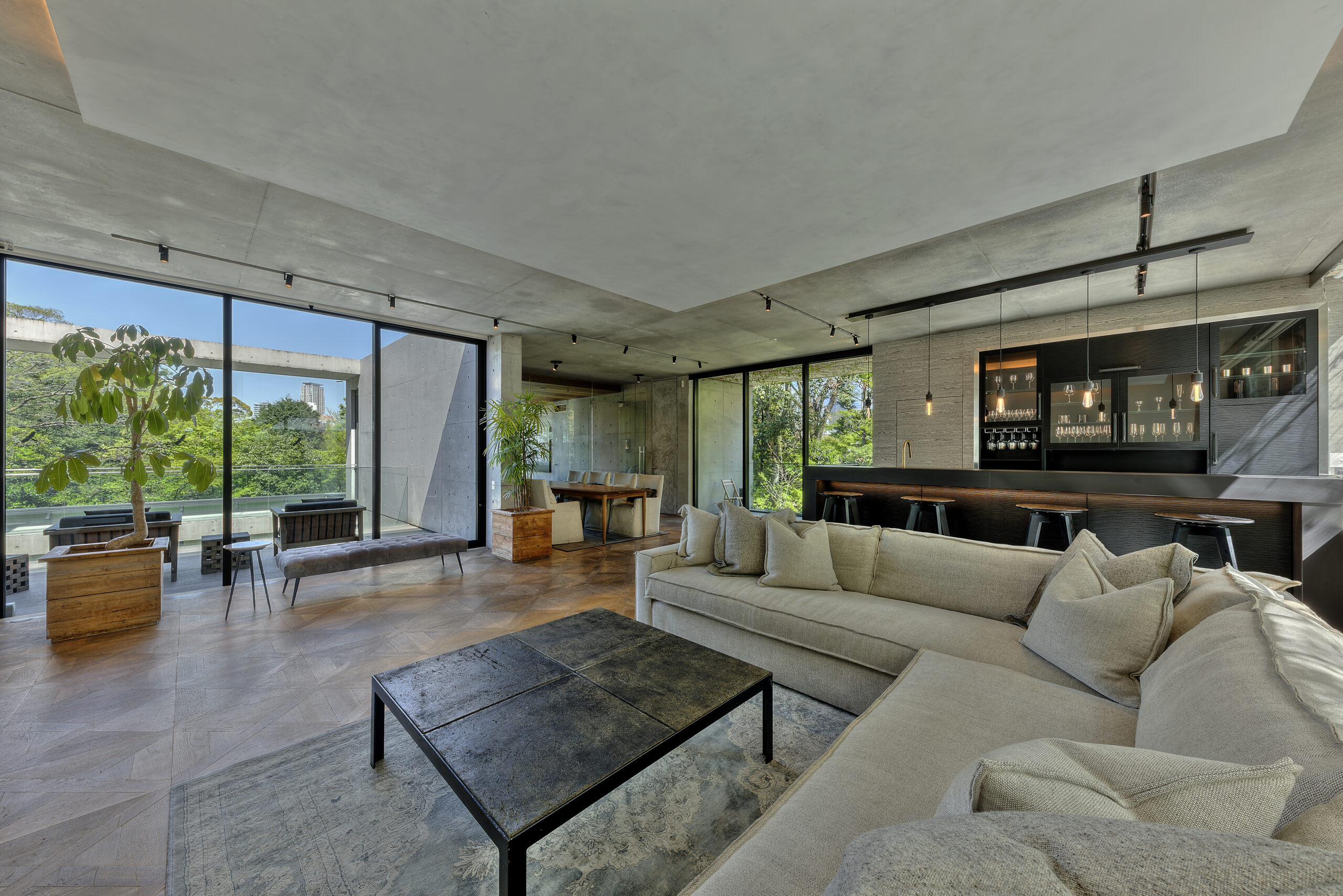 シックなデザイン、開放感がありコンクリート打ちっぱなしの壁が印象的なスペース